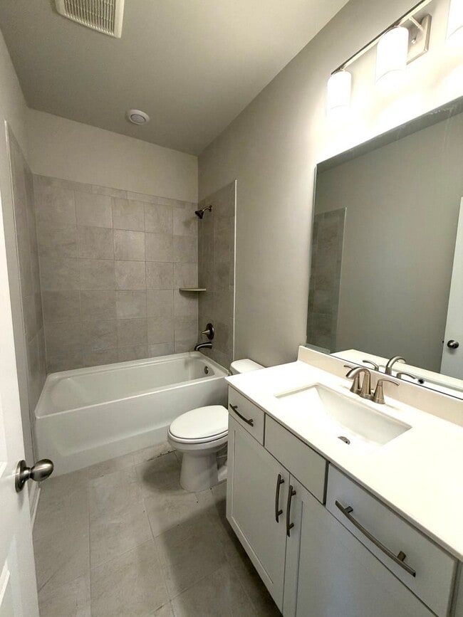 Building Photo - 4 bedroom, 3.5 bath townhouse in a swim community located in Woodstock, GA. Within walking distan...