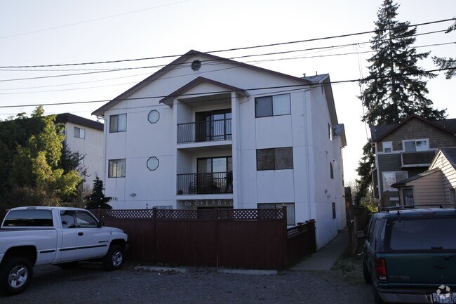 Building Photo - 2711 NE 123rd St