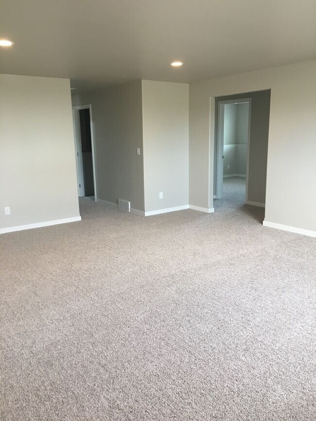 Building Photo - 4 Bed 2 Bath Single Family Home