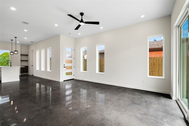 Building Photo - 8205 Parnell St