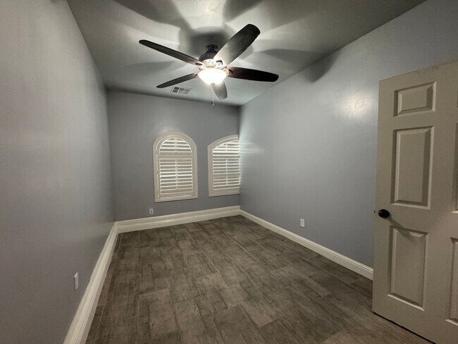 Building Photo - Spacious home with a pool!