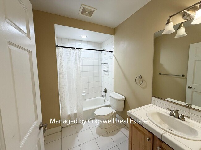 Building Photo - 5005 N Edgewood Dr