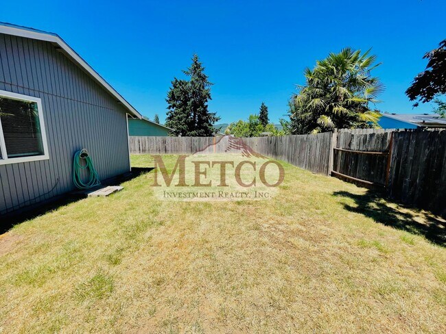 Building Photo - Spacious 4 Bedroom House In Springfield!