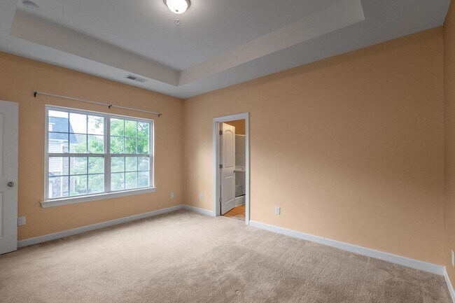 Building Photo - Beautiful Condo Minutes from Ballantyne wi...