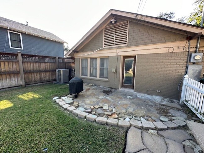 Building Photo - Charming 2 Bedroom, 1 Bath Home Located in...