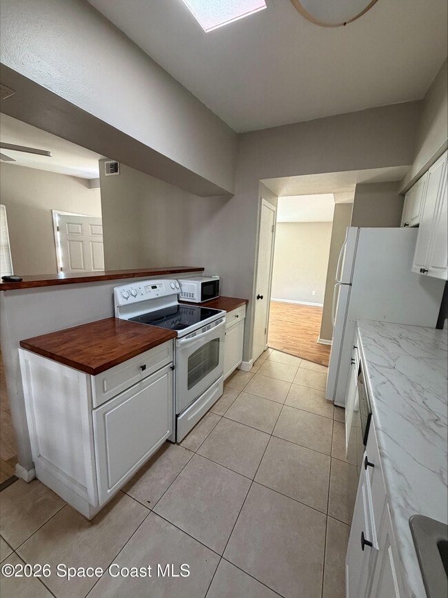 Building Photo - 583 Gardenia Cir