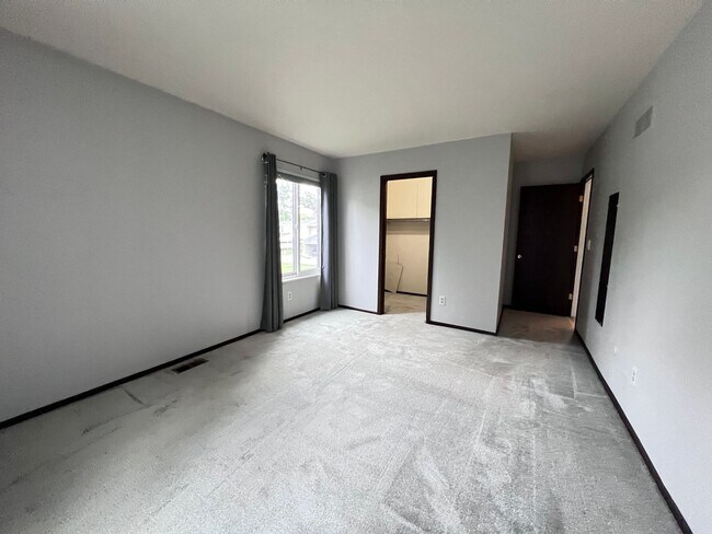 Building Photo - Forest Hills Condo!