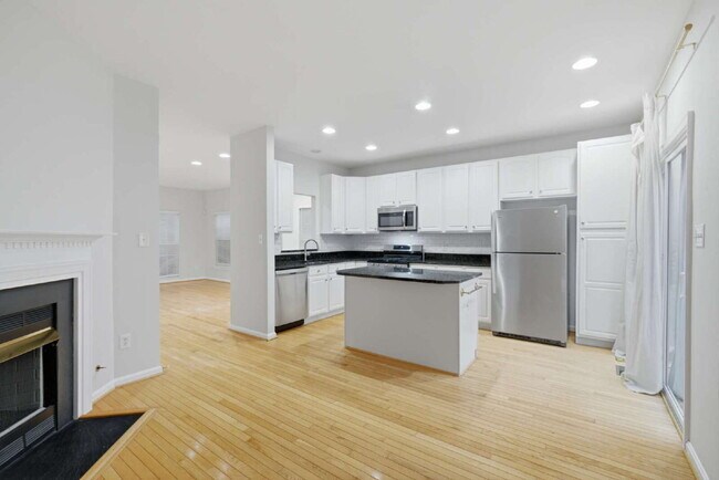 Building Photo - Elegant End-Unit Townhome with Exceptional Community Amenities