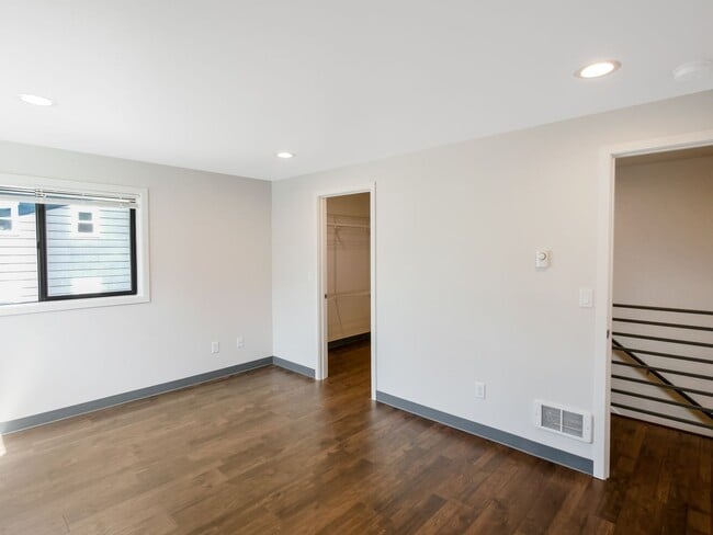Building Photo - 2 BED & 1.5 BATH DUPLEX FOR RENT