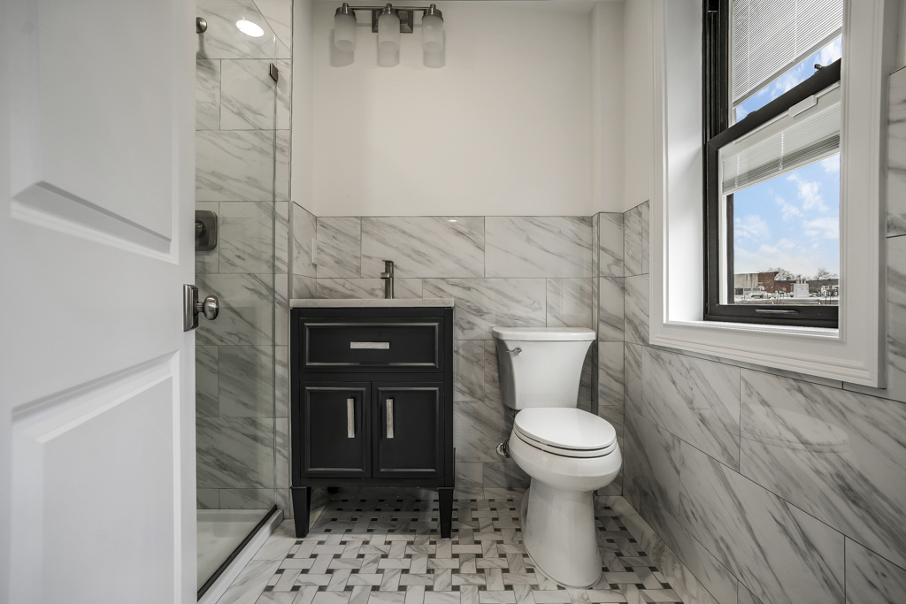 Full Bath - 155 Grand St