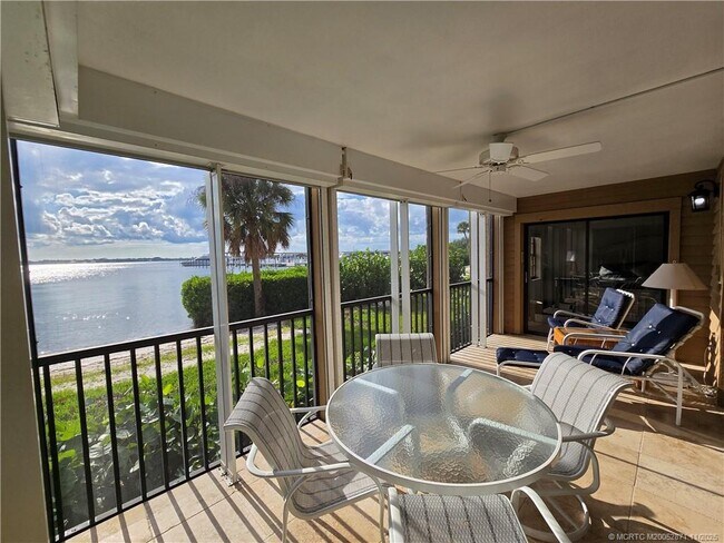 Building Photo - 316 NE Edgewater Dr