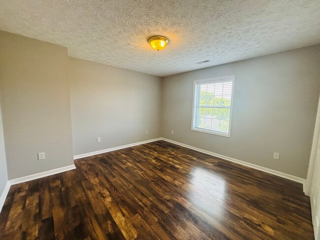 Building Photo - Conveniently located 2 Bedroom, 1.5 Bath Townhouse