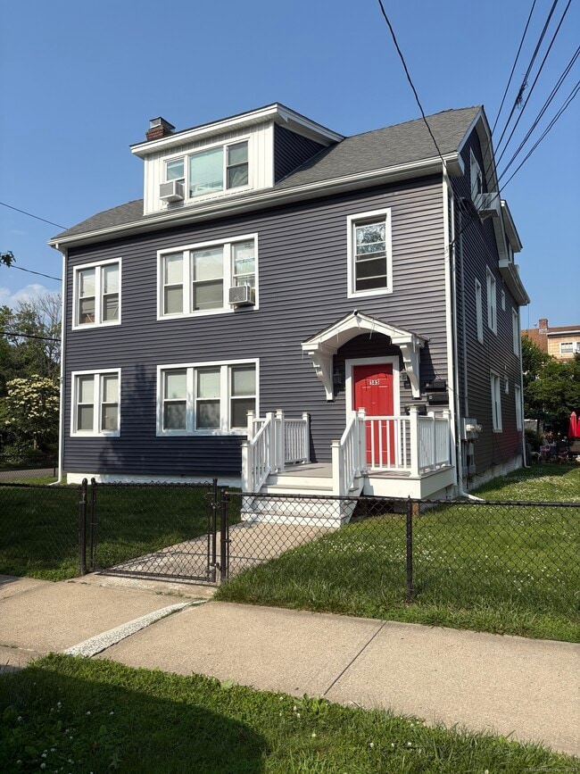 Primary Photo - 385 Savin Ave