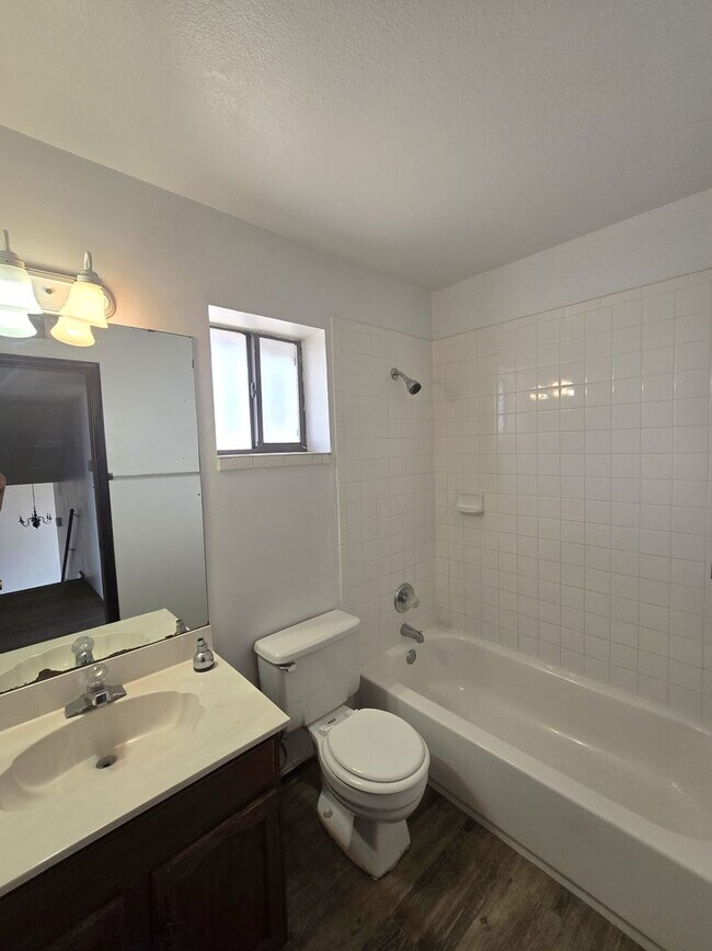 Building Photo - BEAUTIFUL EASTSIDE HOME