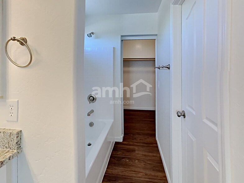 Building Photo - 7008 S 38th Ln