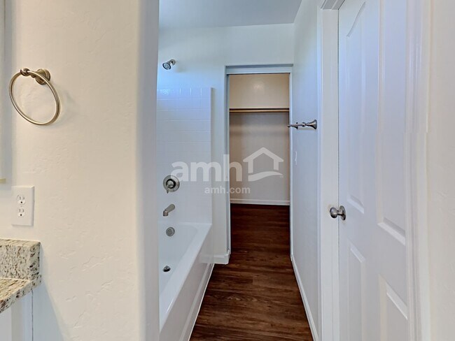 Building Photo - 7008 S 38th Ln