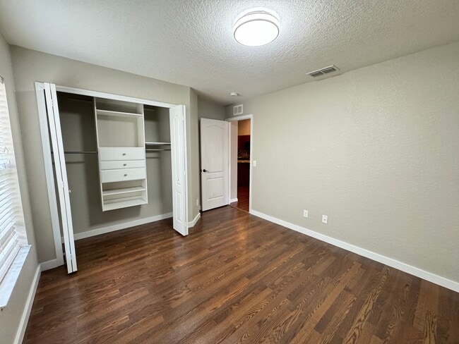 Building Photo - Spacious 4 Bedroom / 3 Bathroom Home in Davenport