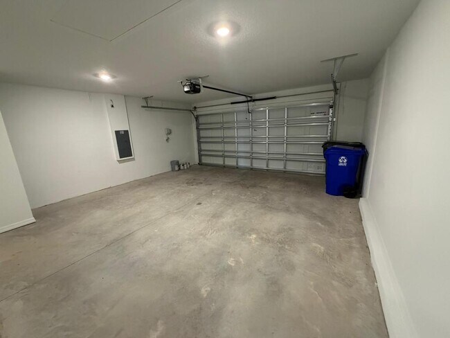 Building Photo - 2167 Lone Oak Ln