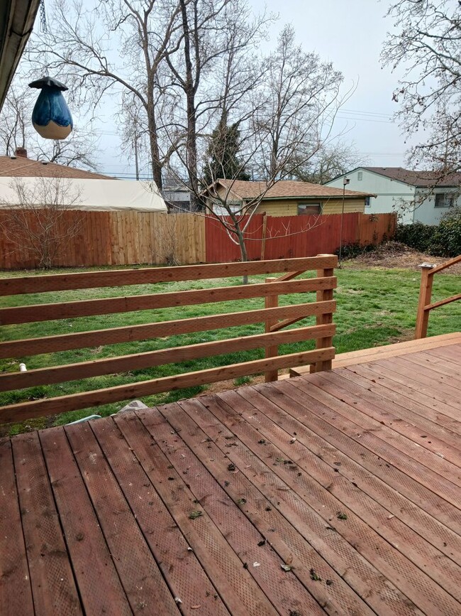 Building Photo - Nice home with big backyard