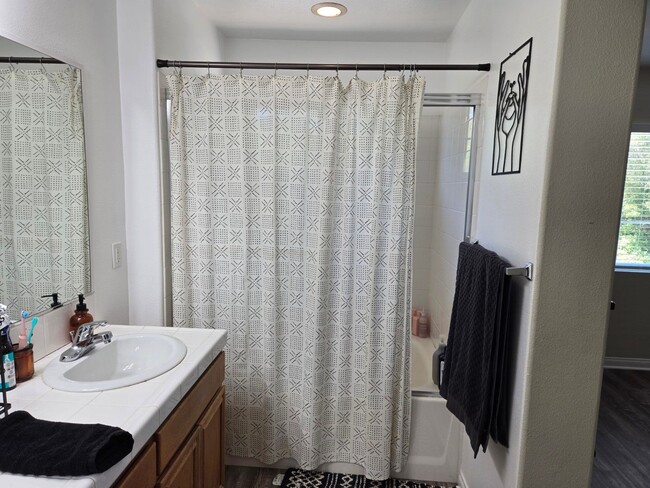 Building Photo - 4 BR 2.5 BA detached modern single-family home.