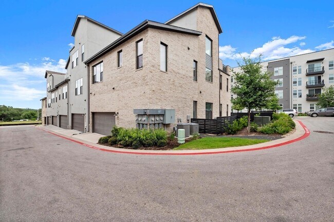 Building Photo - 4410 Grotto Dr