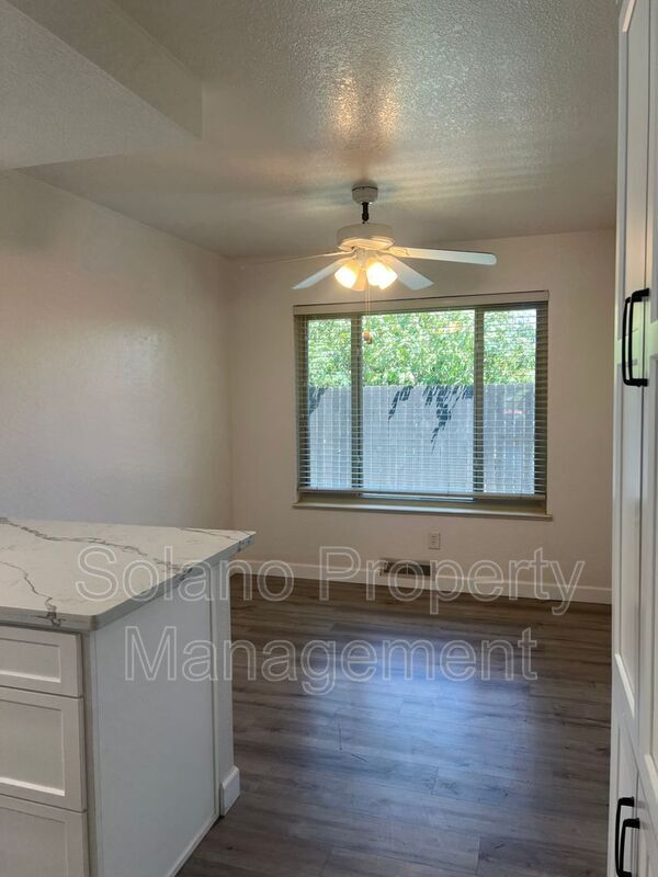 Building Photo - 142 Hillview Dr