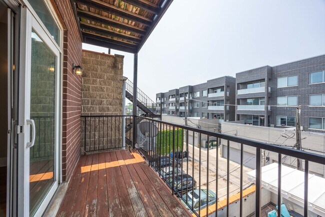 Building Photo - 2358 N Damen Ave