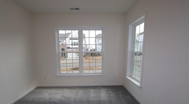 Building Photo - Huge 5-bedroom, 4-bathroom, in Poplin Grov...