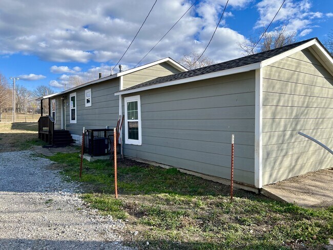 Building Photo - 904 N Peoria Ave