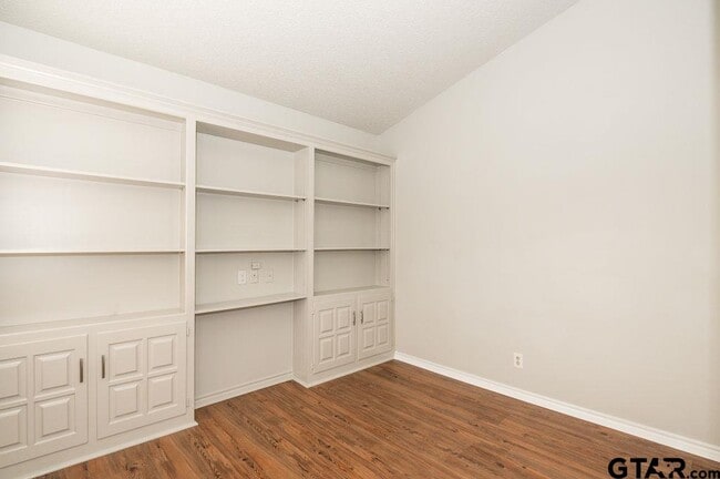 Building Photo - 5827 Hollytree Dr