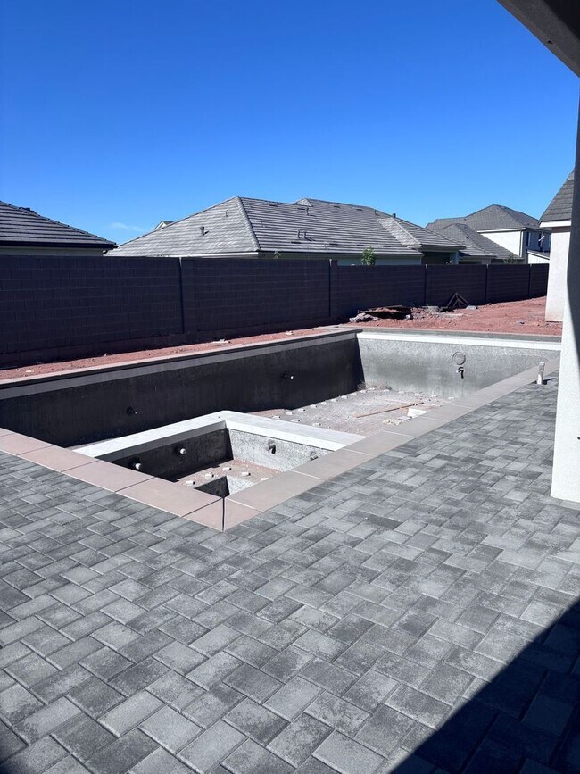 Building Photo - Beautiful 2 story with 6 bedrooms and swimming pool