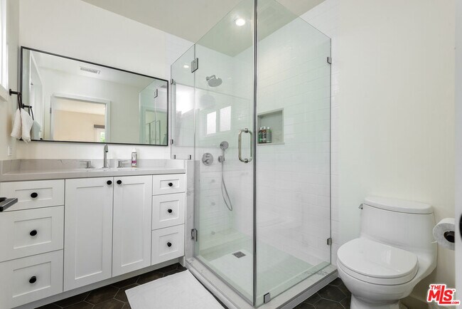 Building Photo - 527 S Bentley Ave