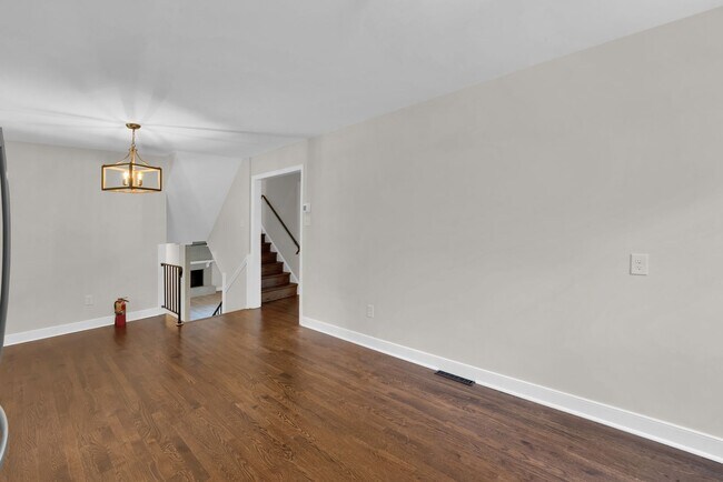 Building Photo - Beautiful Renovated 4 Bedroom 2.5 Bathroom Home for Rent!