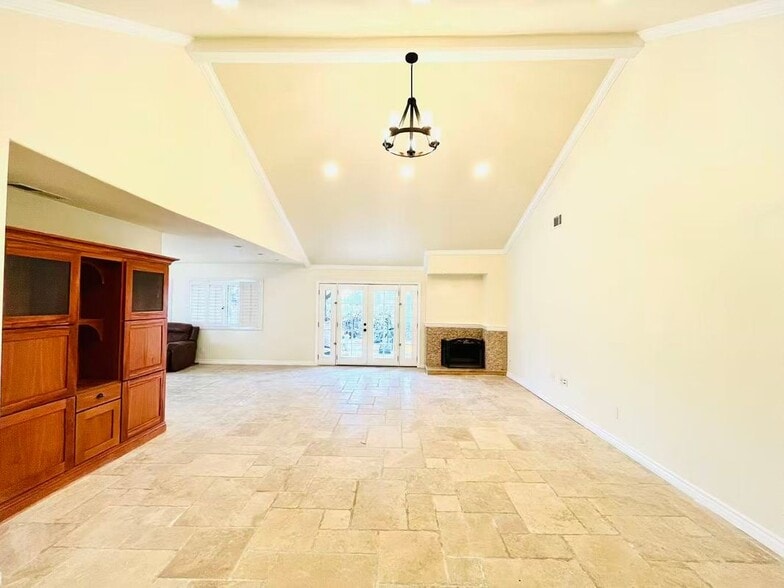 Building Photo - 1800 Yermo Pl