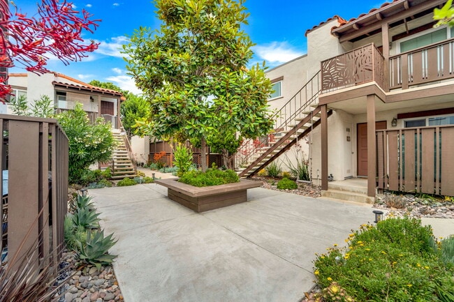 Beautiful landscaped courtyard - 709 Agate St