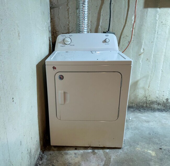 Building Photo - PRELEASING for AUGUST! Close to Campus