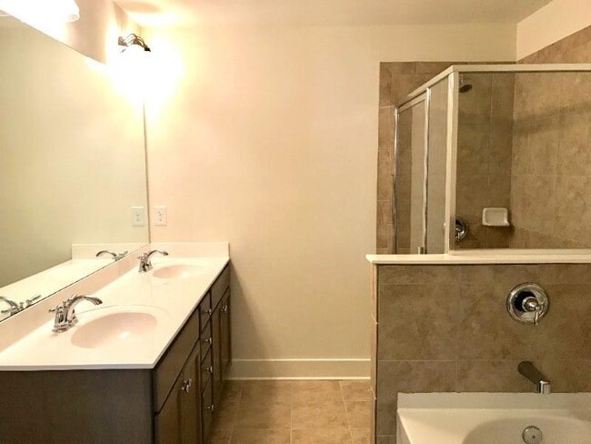 Building Photo - 418 Arbor Crowne Dr