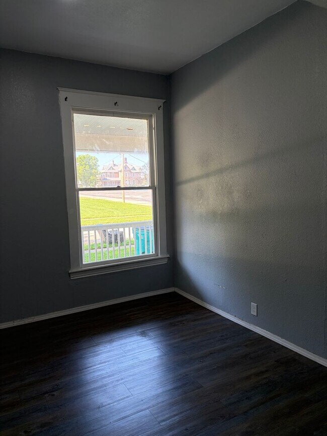 Building Photo - 724 W Elm St
