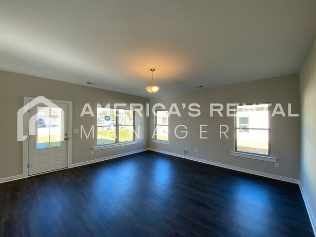 Building Photo - 215 White Oak Cir
