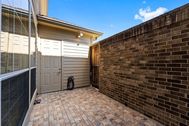 Building Photo - 1038 Memorial Village Dr