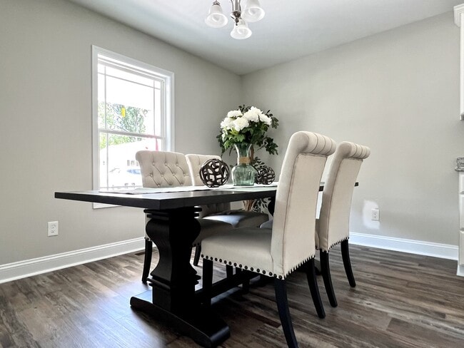 Building Photo - 634 Laundry St