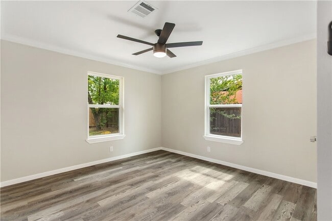 Building Photo - 904 Westview Cir