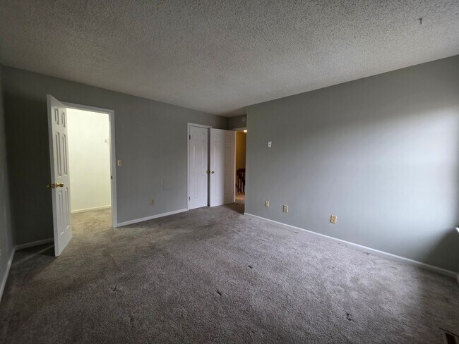 Building Photo - PEMBROKE CROSSING CONDOS