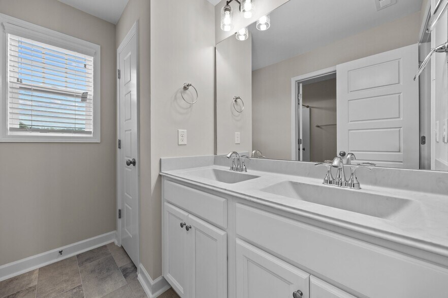 Building Photo - 1165 Camellia Dr