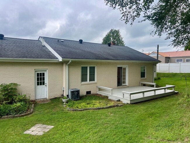 Building Photo - One Level Home! 3or 4 bedroom 1 bath with extra-large den, garage and extra storage on almost an ...