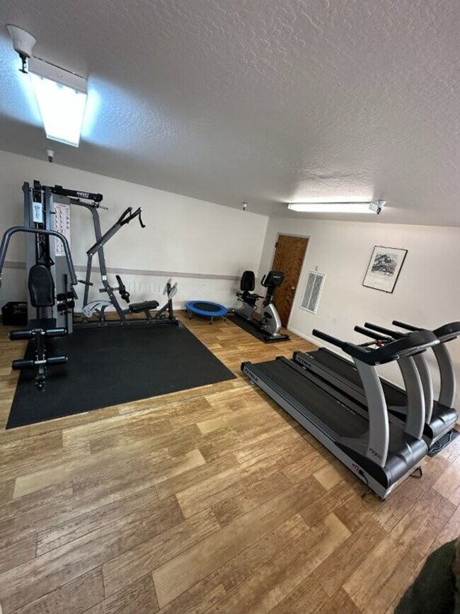 Building Photo - Nor Cal Realty, Inc - 2 bedroom 1.5 bath c...