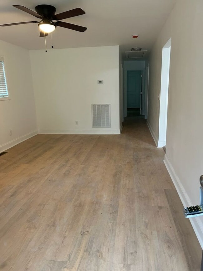 Building Photo - Charming Chattanooga Home Conveniently Located Near Downtown