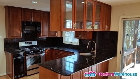 Building Photo - 1213 Golf Course Dr