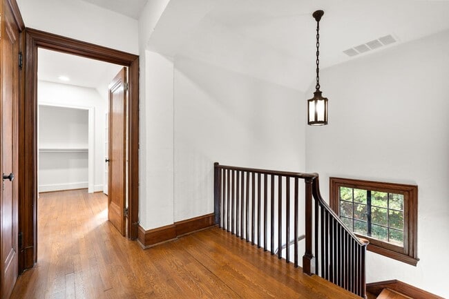 Building Photo - 3 Bed 3.5 Bath - Chevy Chase Colonial - Mo...