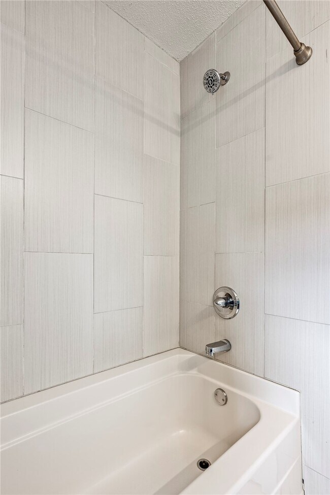 Building Photo - 110 SE 13th St